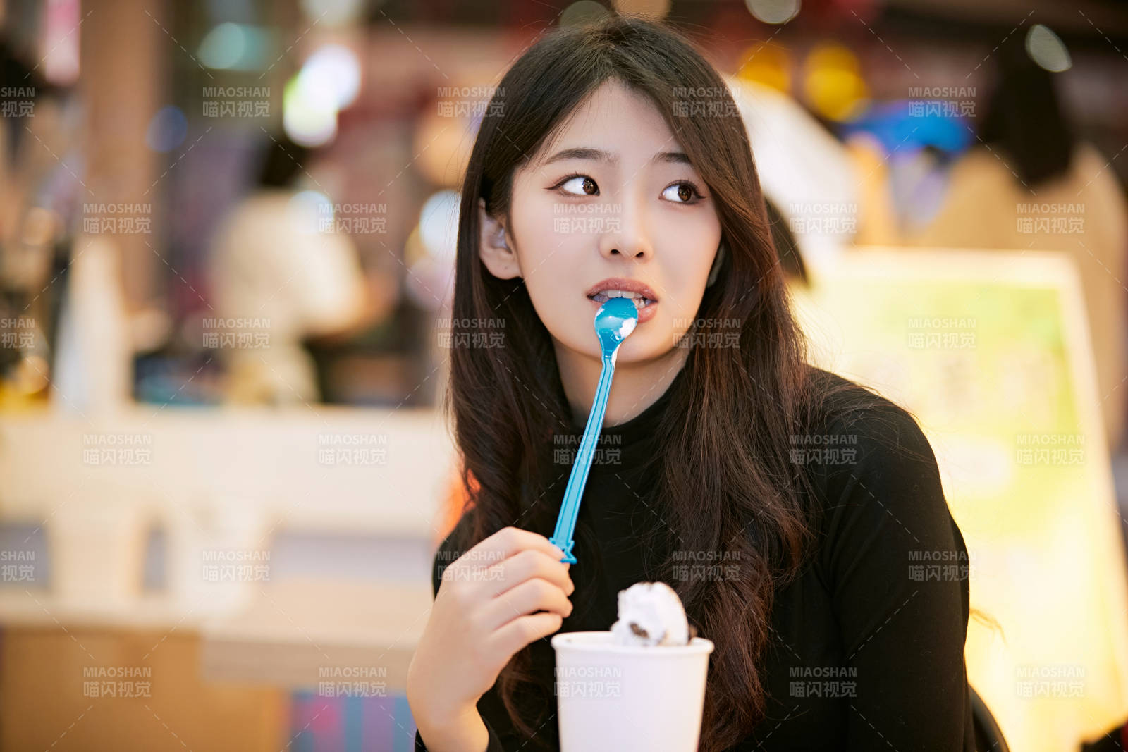 吃著冰欺凌逛商場的亞洲美女