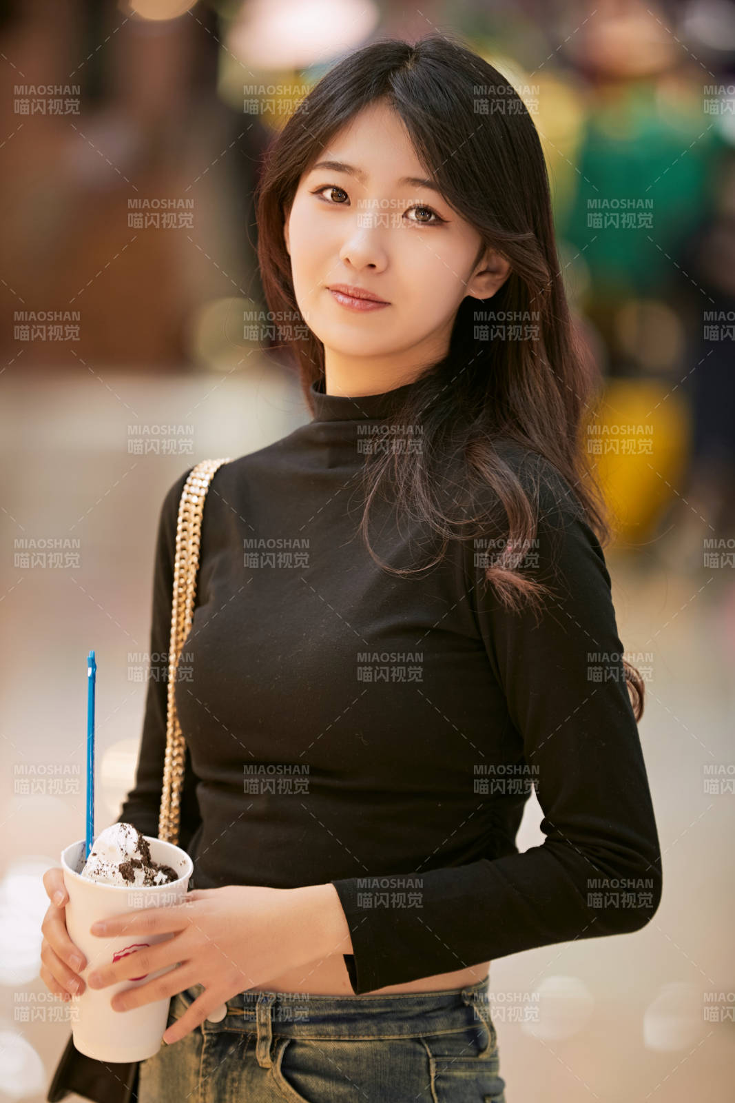 吃着冰欺凌逛商场的亚洲美女