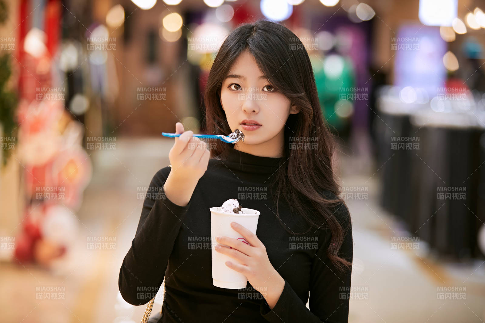 吃着冰欺凌逛商场的亚洲美女