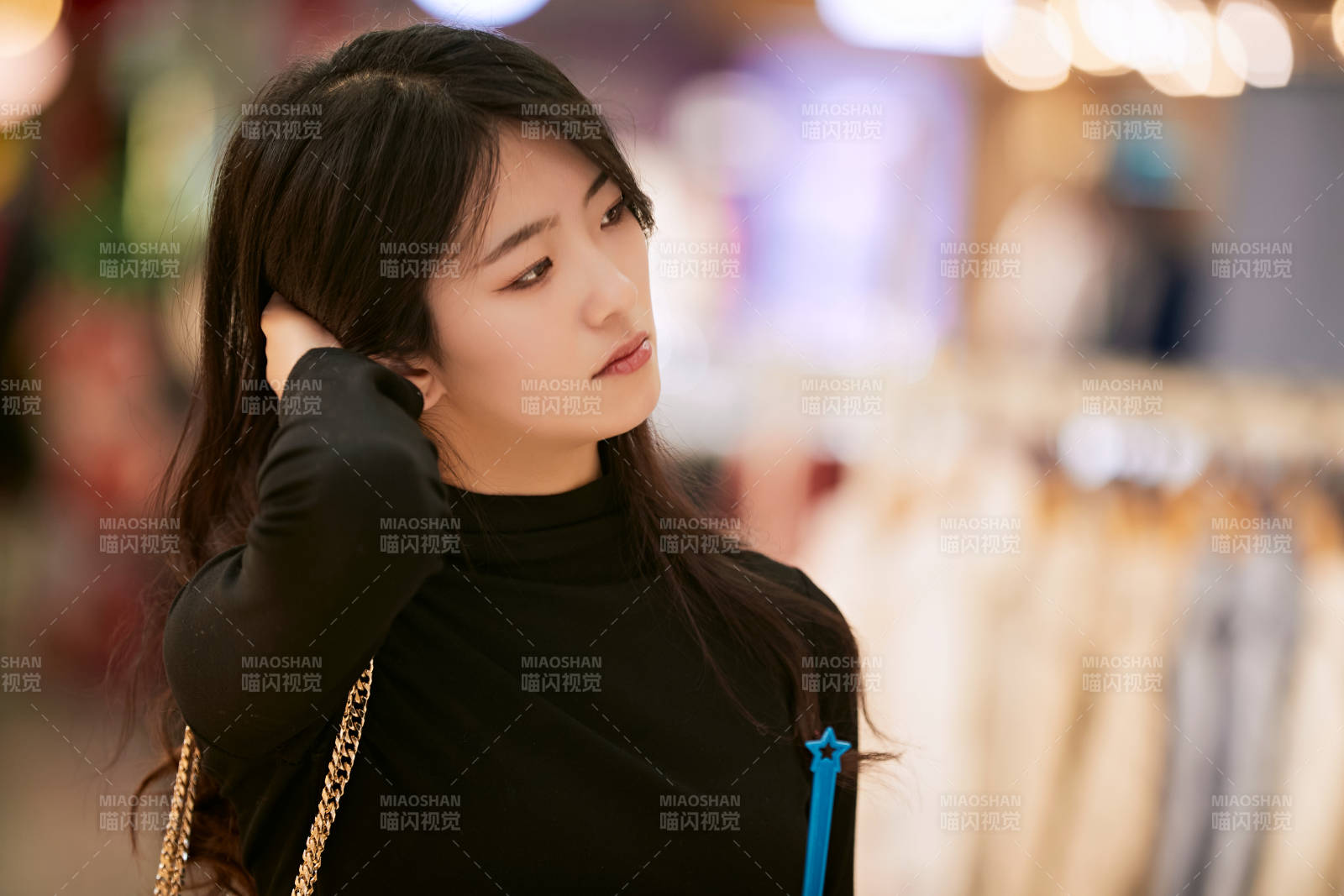 吃着冰欺凌逛商场的亚洲美女