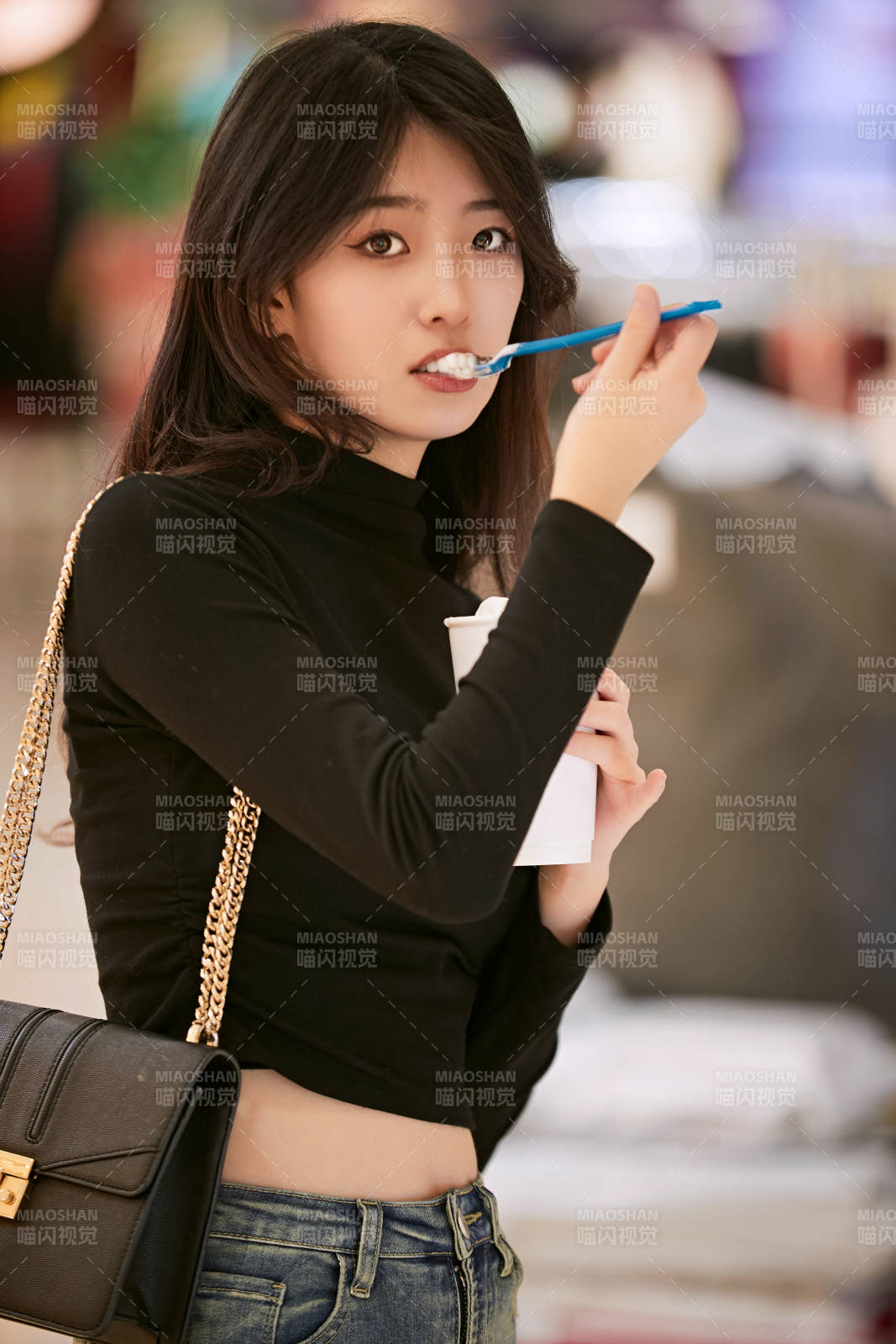 吃著冰欺凌逛商場的亞洲美女