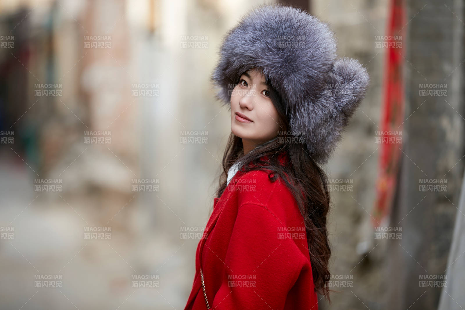 春節在老城古巷穿著喜慶服飾的美麗少女