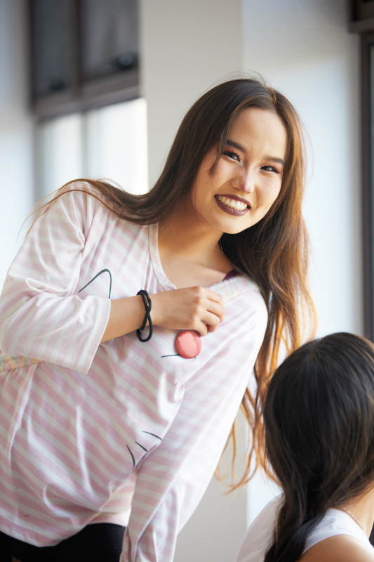 在室内冲着镜头微笑的蒙古族姑娘