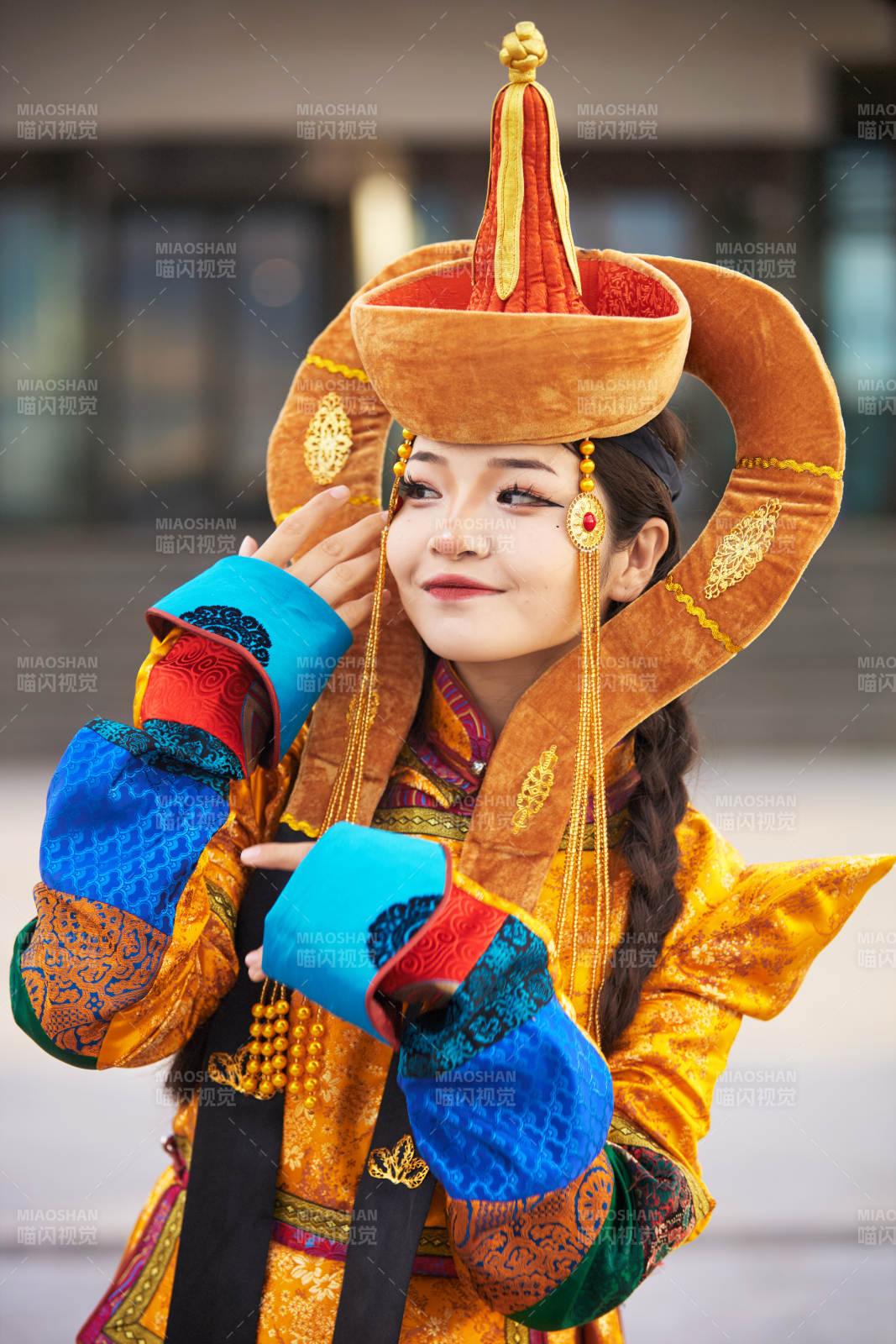 身穿蒙古族喀尔喀部落传统服饰的蒙族姑娘