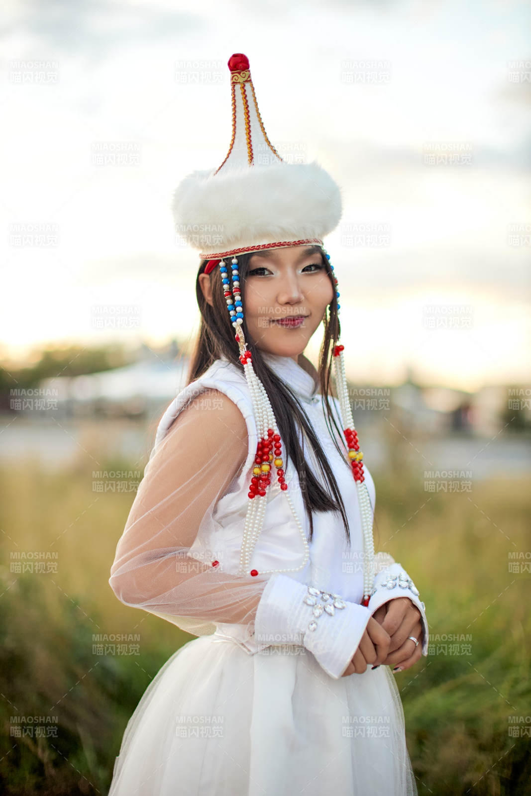 穿着蒙古族达尔罕部落传统服饰的蒙族姑娘