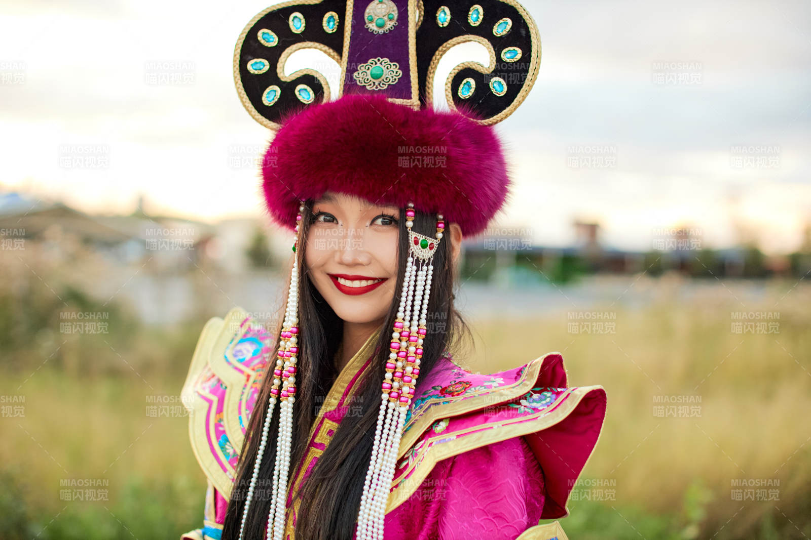 身穿蒙古族不里亞特部落傳統服飾的蒙族姑娘