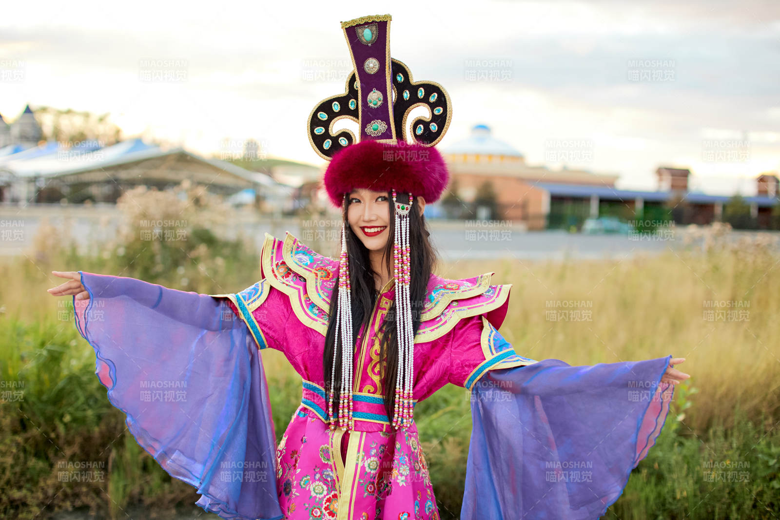 身穿蒙古族不里亞特部落傳統(tǒng)服飾的蒙族姑娘