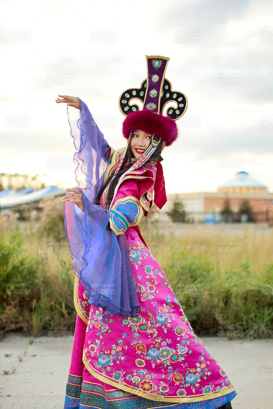 身穿蒙古族不里亞特部落傳統服飾的蒙族姑娘