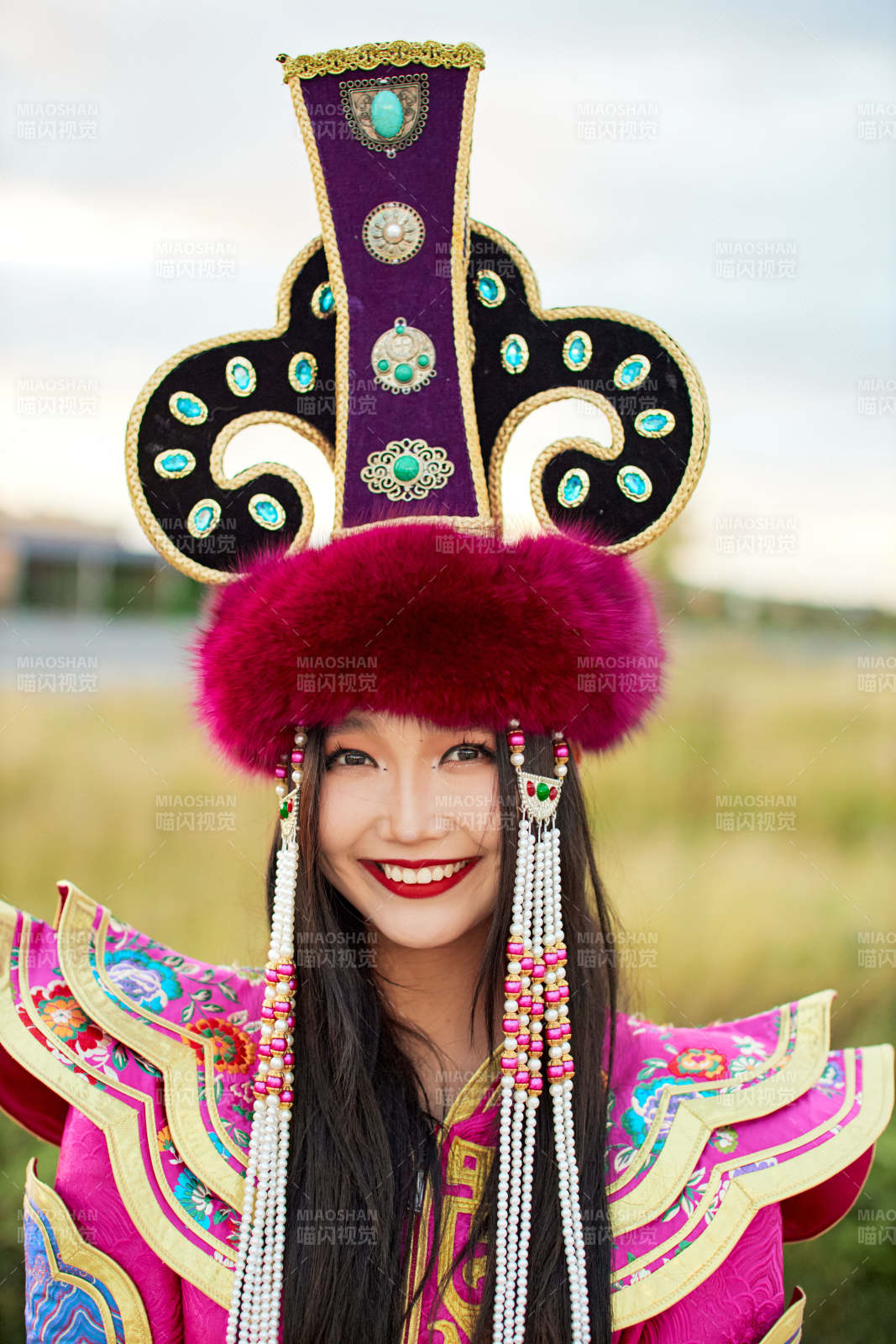 身穿蒙古族不里亞特部落傳統(tǒng)服飾的蒙族姑娘