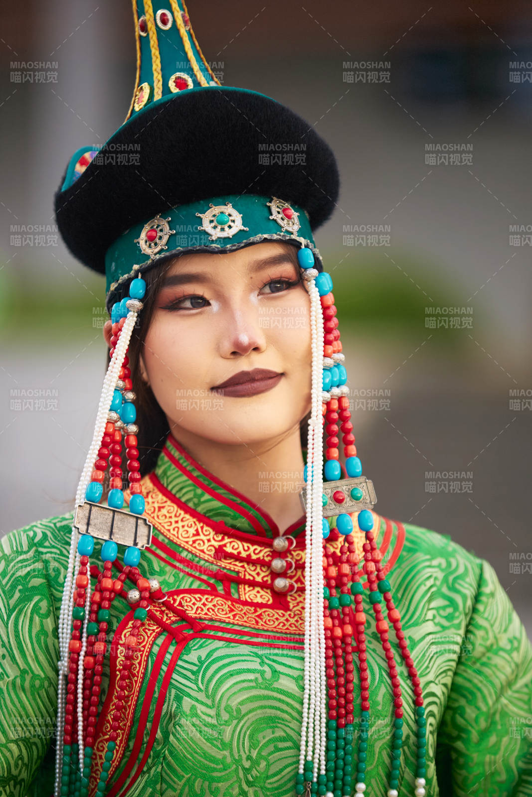 身穿蒙古族巴尔虎部落传统服饰的蒙族姑娘