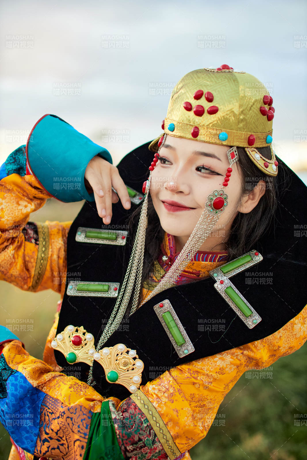 身穿蒙古族喀爾喀部落傳統服飾的蒙族姑娘