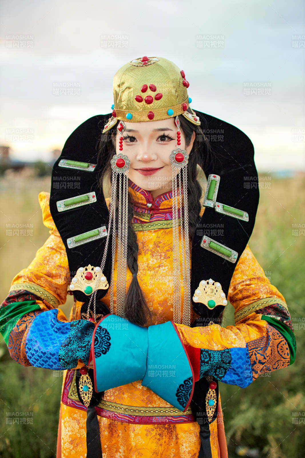 身穿蒙古族喀爾喀部落傳統服飾的蒙族姑娘