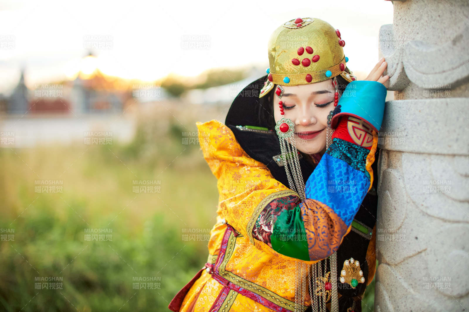 身穿蒙古族喀尔喀部落传统服饰的蒙族姑娘