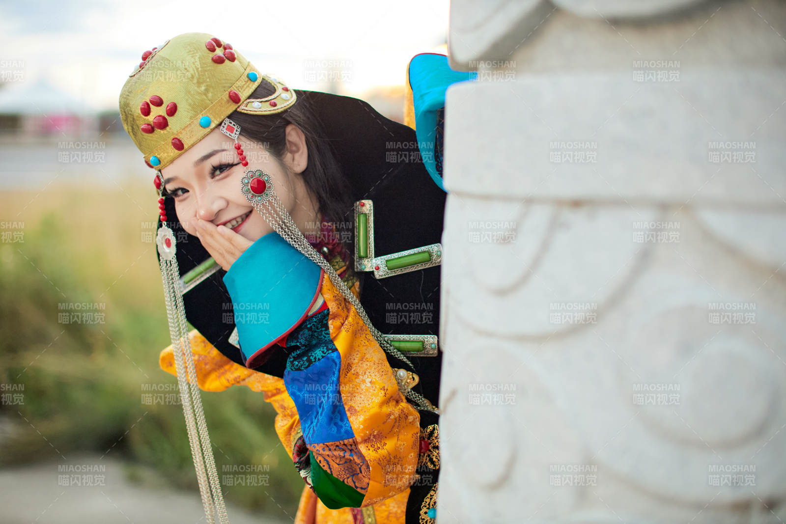 身穿蒙古族喀尔喀部落传统服饰的蒙族姑娘