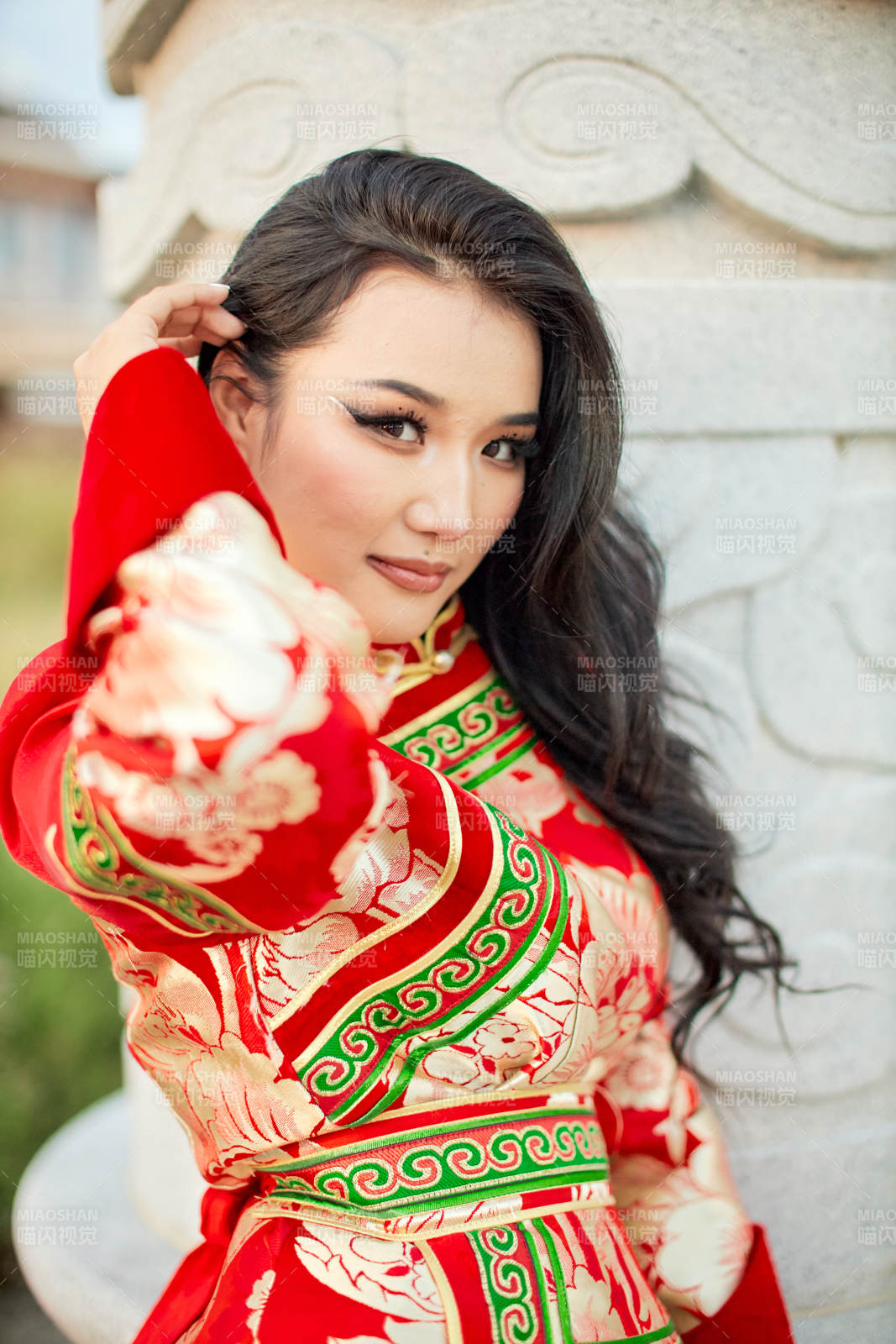 穿著蒙古族鄂爾多斯部落傳統服飾的蒙族姑娘