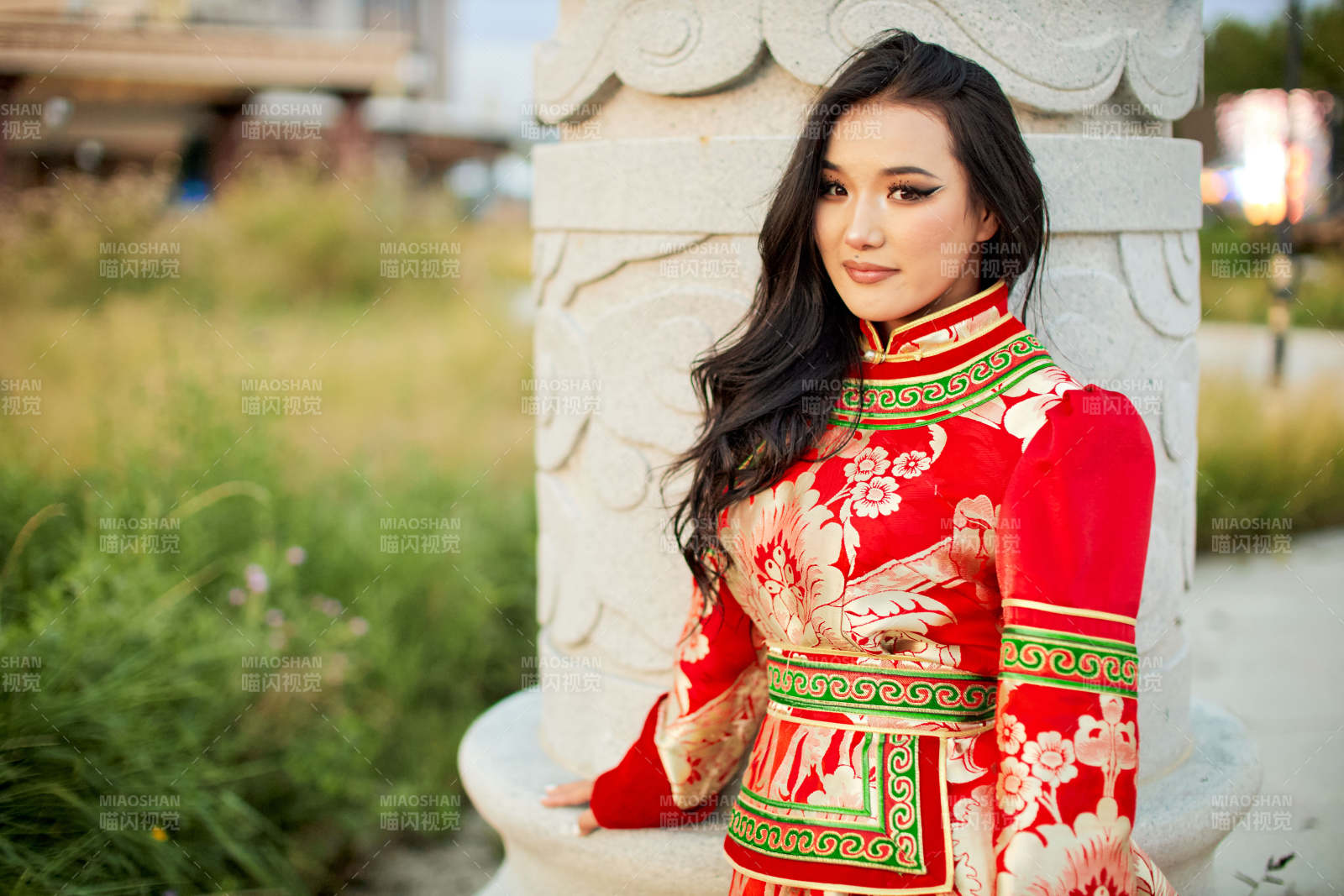 穿着蒙古族鄂尔多斯部落传统服饰的蒙族姑娘