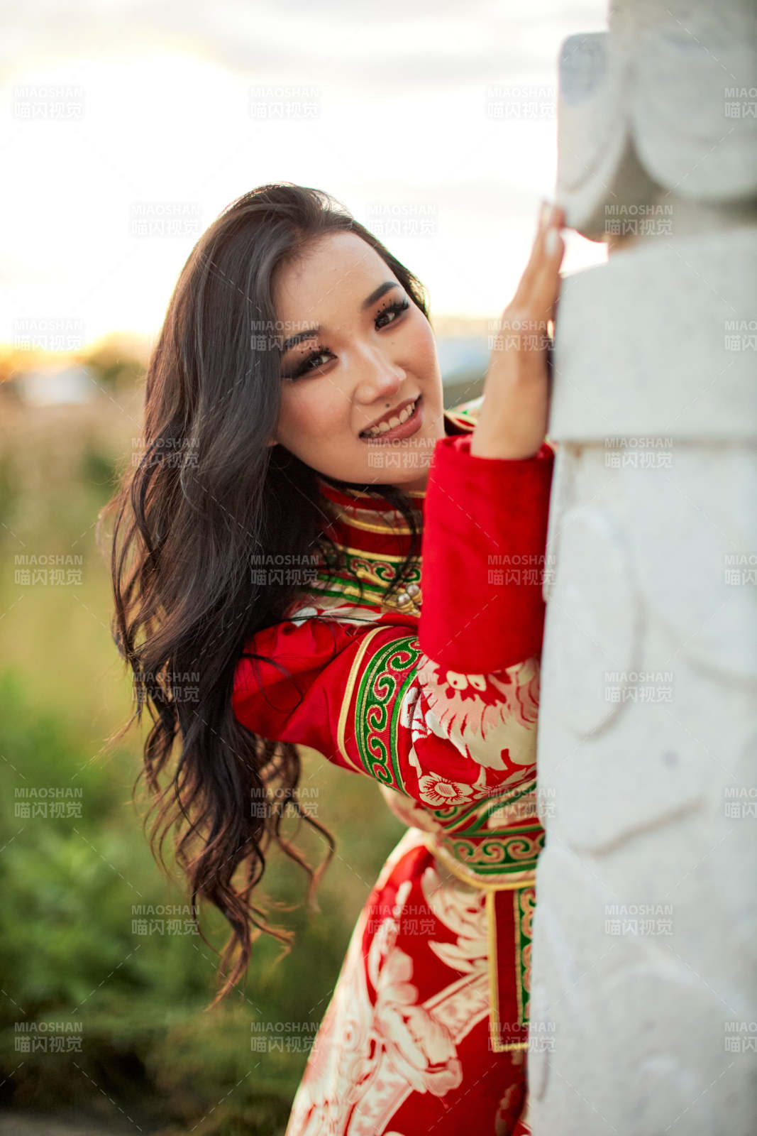 穿着蒙古族鄂尔多斯部落传统服饰的蒙族姑娘