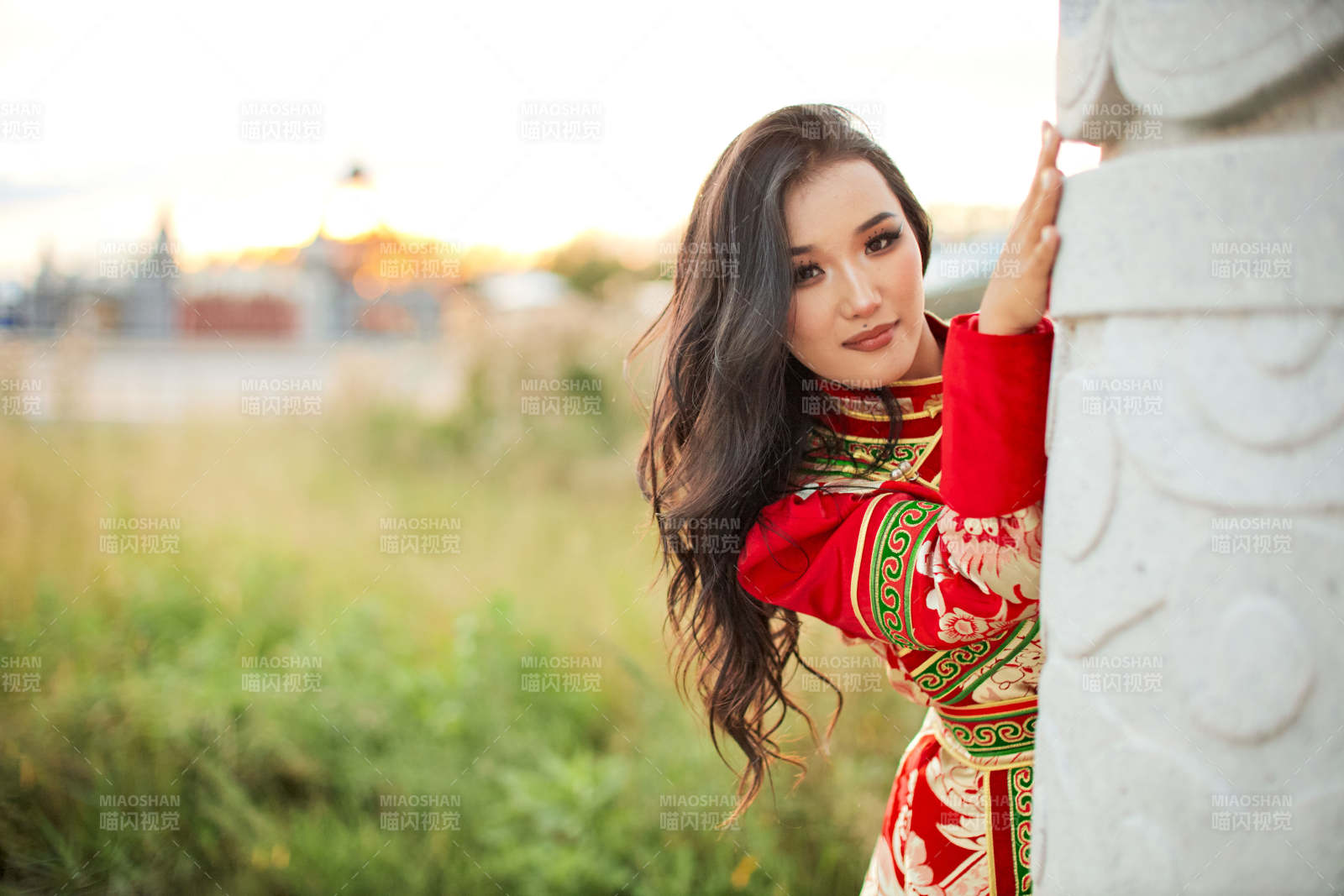 穿着蒙古族鄂尔多斯部落传统服饰的蒙族姑娘