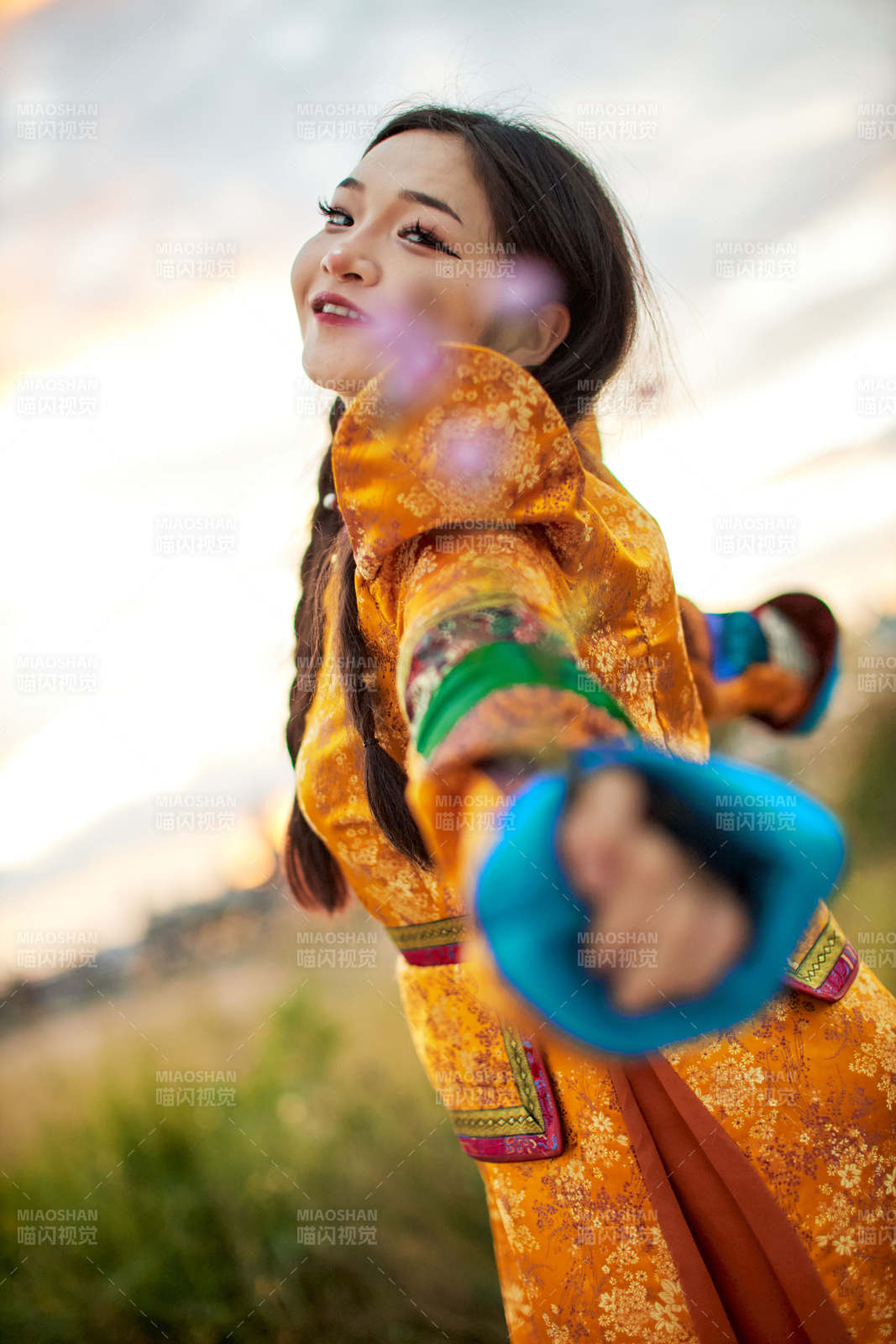 身穿蒙古族喀尔喀部落传统服饰的蒙族姑娘