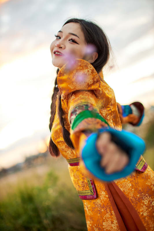 身穿蒙古族喀尔喀部落传统服饰的蒙族姑娘