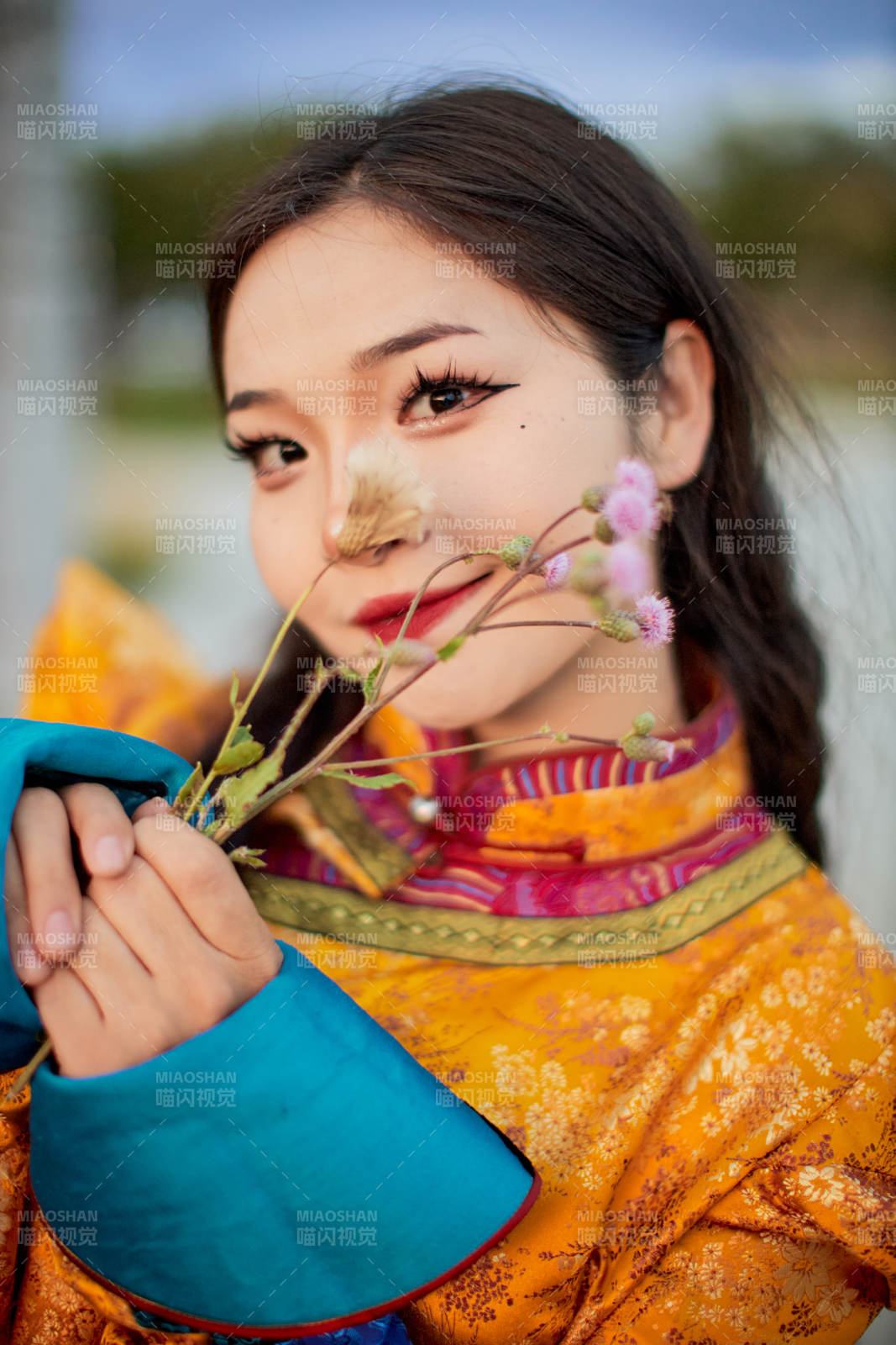 身穿蒙古族喀爾喀部落傳統服飾的蒙族姑娘