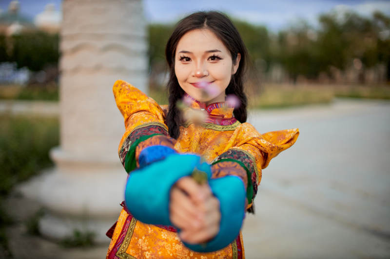 身穿蒙古族喀尔喀部落传统服饰的蒙族姑娘