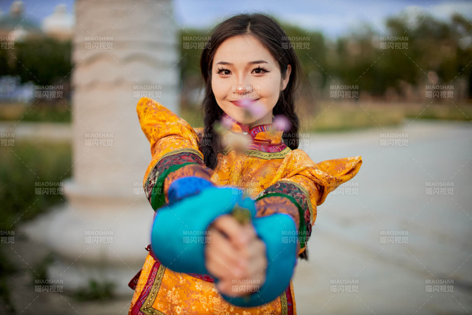 身穿蒙古族喀尔喀部落传统服饰的蒙族姑娘