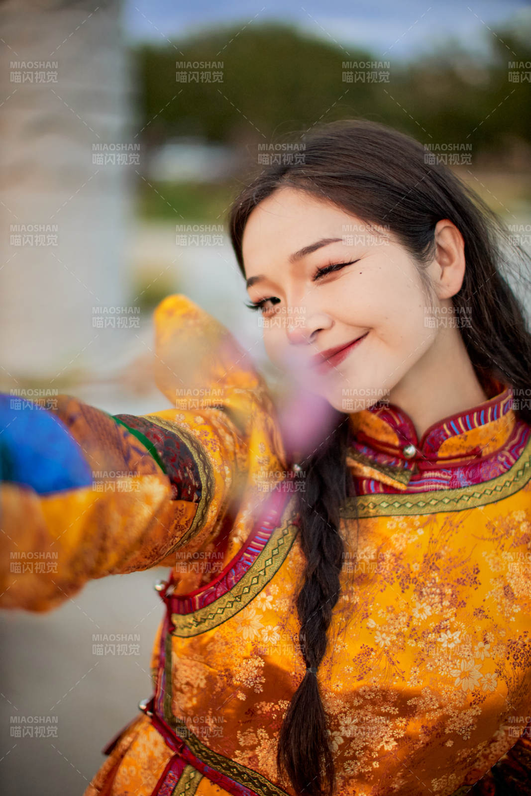 身穿蒙古族喀爾喀部落傳統服飾的蒙族姑娘