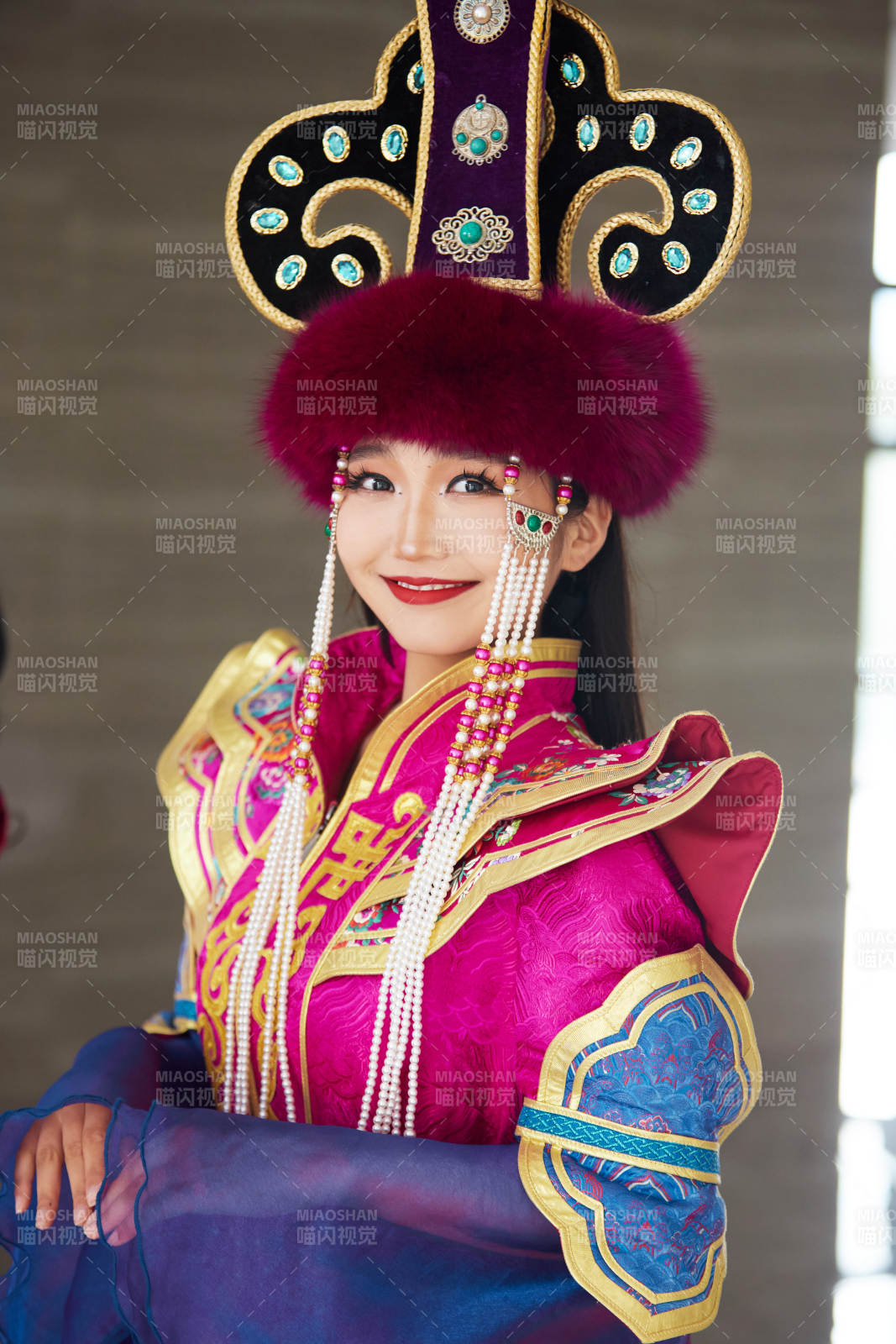 穿著華麗蒙族服飾的蒙古族年輕女性在室內