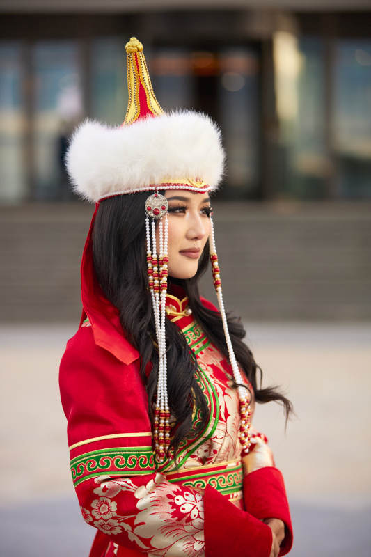 穿着蒙古族鄂尔多斯部落传统服饰的蒙族姑娘