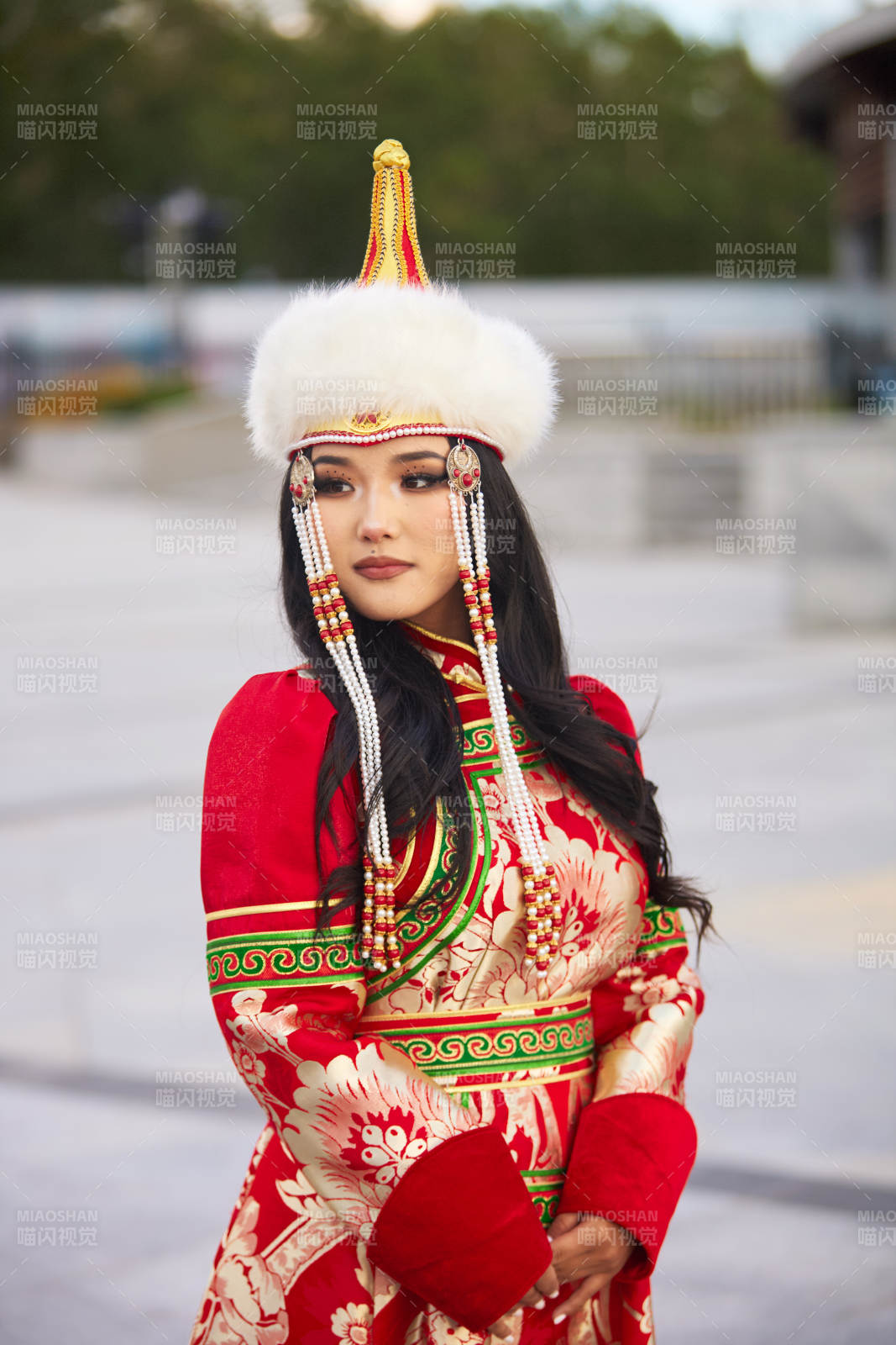 穿著蒙古族鄂爾多斯部落傳統服飾的蒙族姑娘