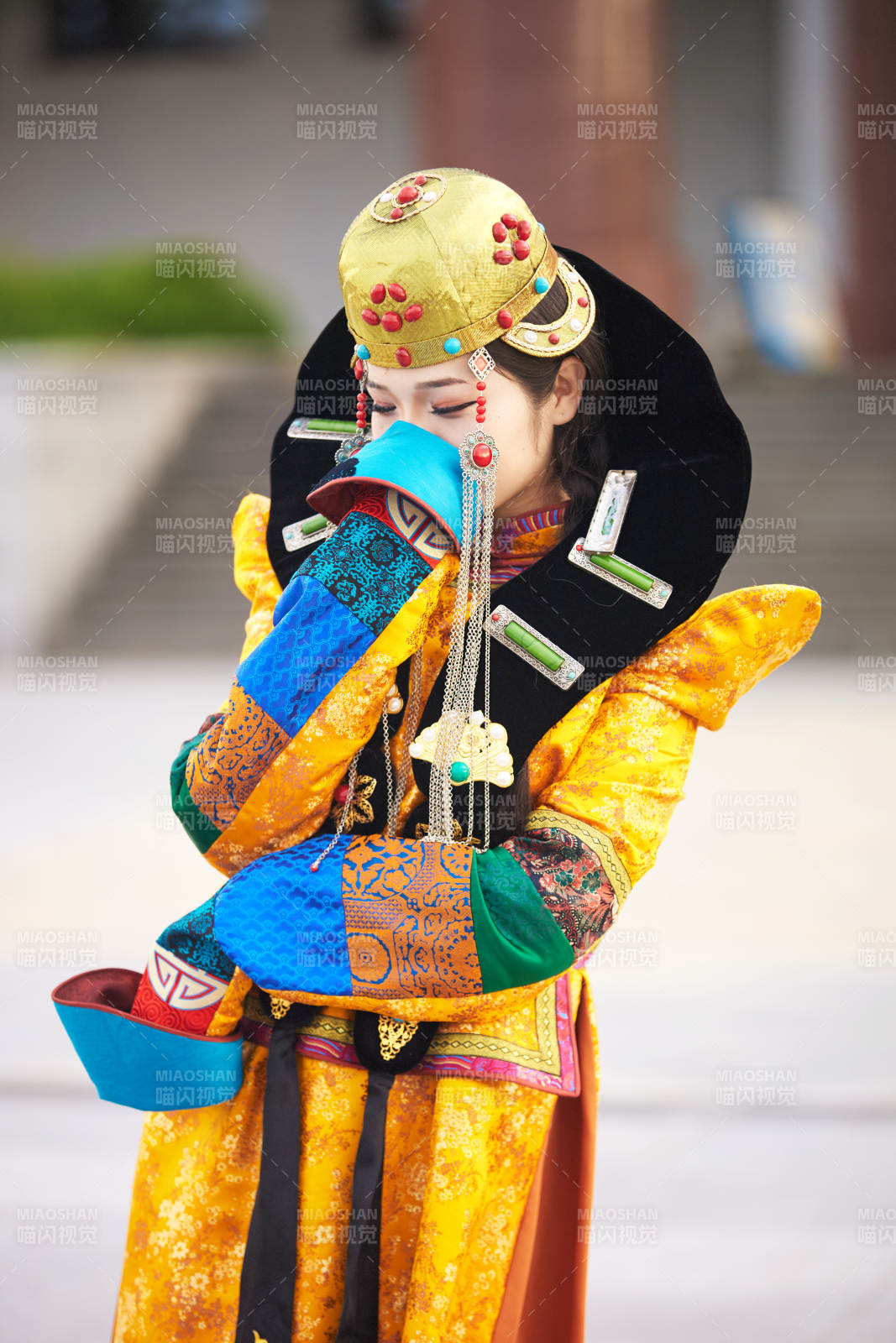 身穿蒙古族喀尔喀部落传统服饰的蒙族姑娘