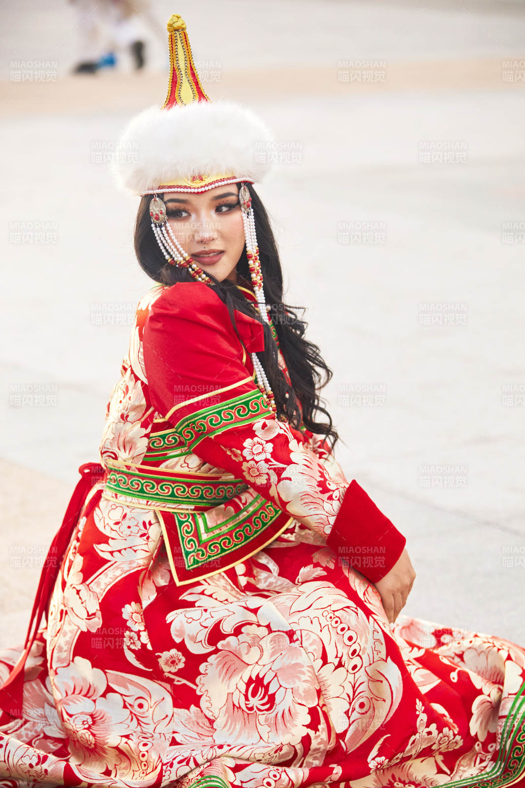 穿著蒙古族鄂爾多斯部落傳統(tǒng)服飾的蒙族姑娘