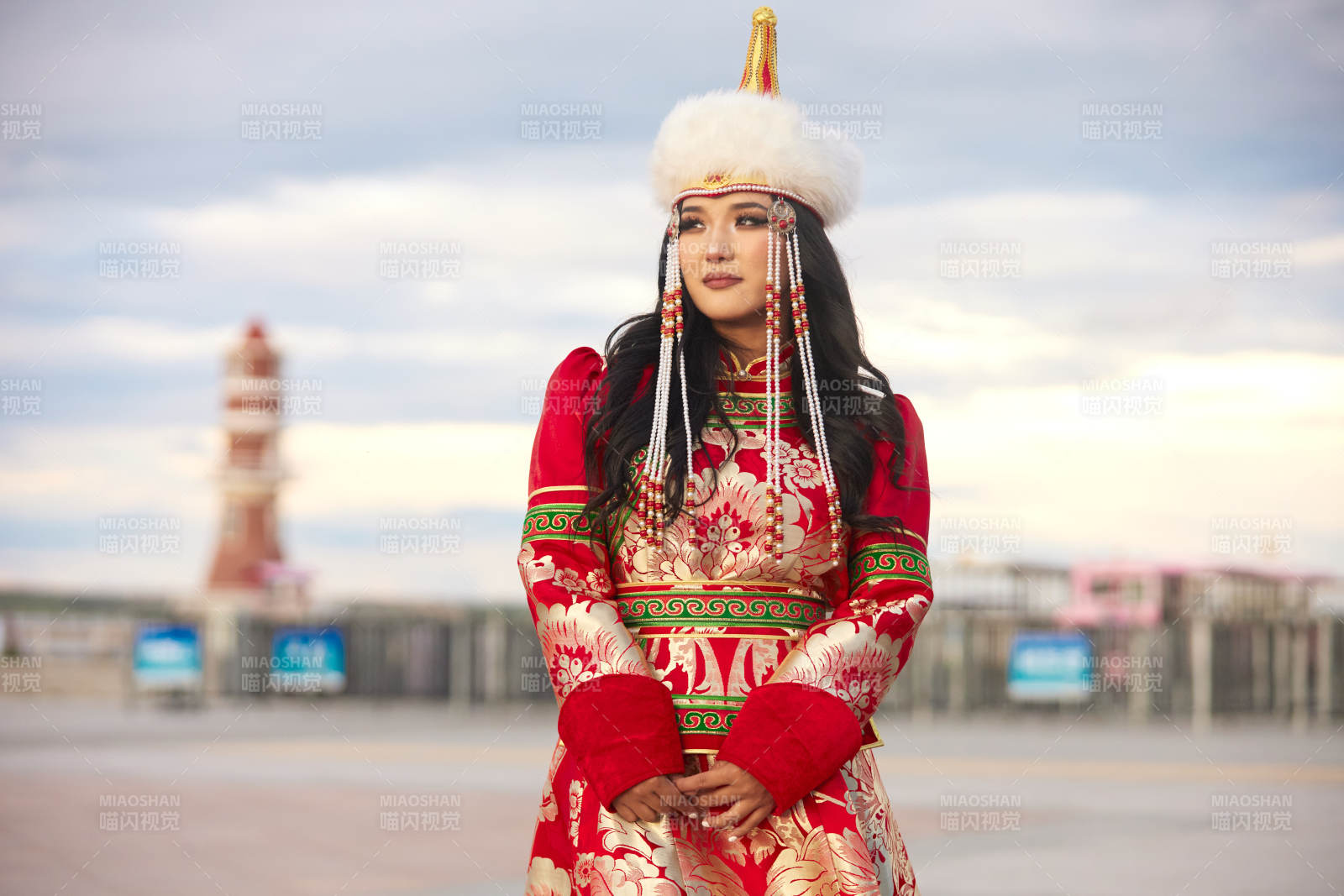 穿著蒙古族鄂爾多斯部落傳統(tǒng)服飾的蒙族姑娘