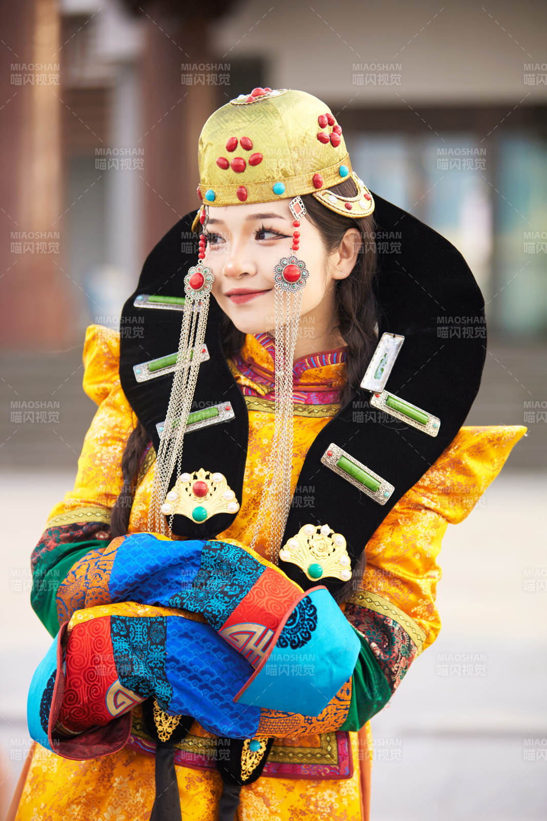 身穿蒙古族喀爾喀部落傳統服飾的蒙族姑娘