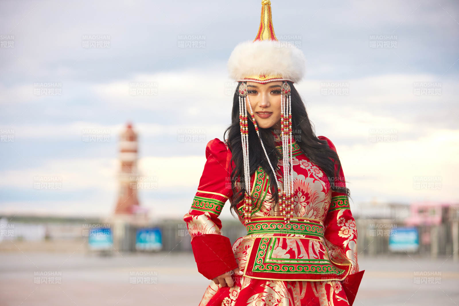 穿着蒙古族鄂尔多斯部落传统服饰的蒙族姑娘