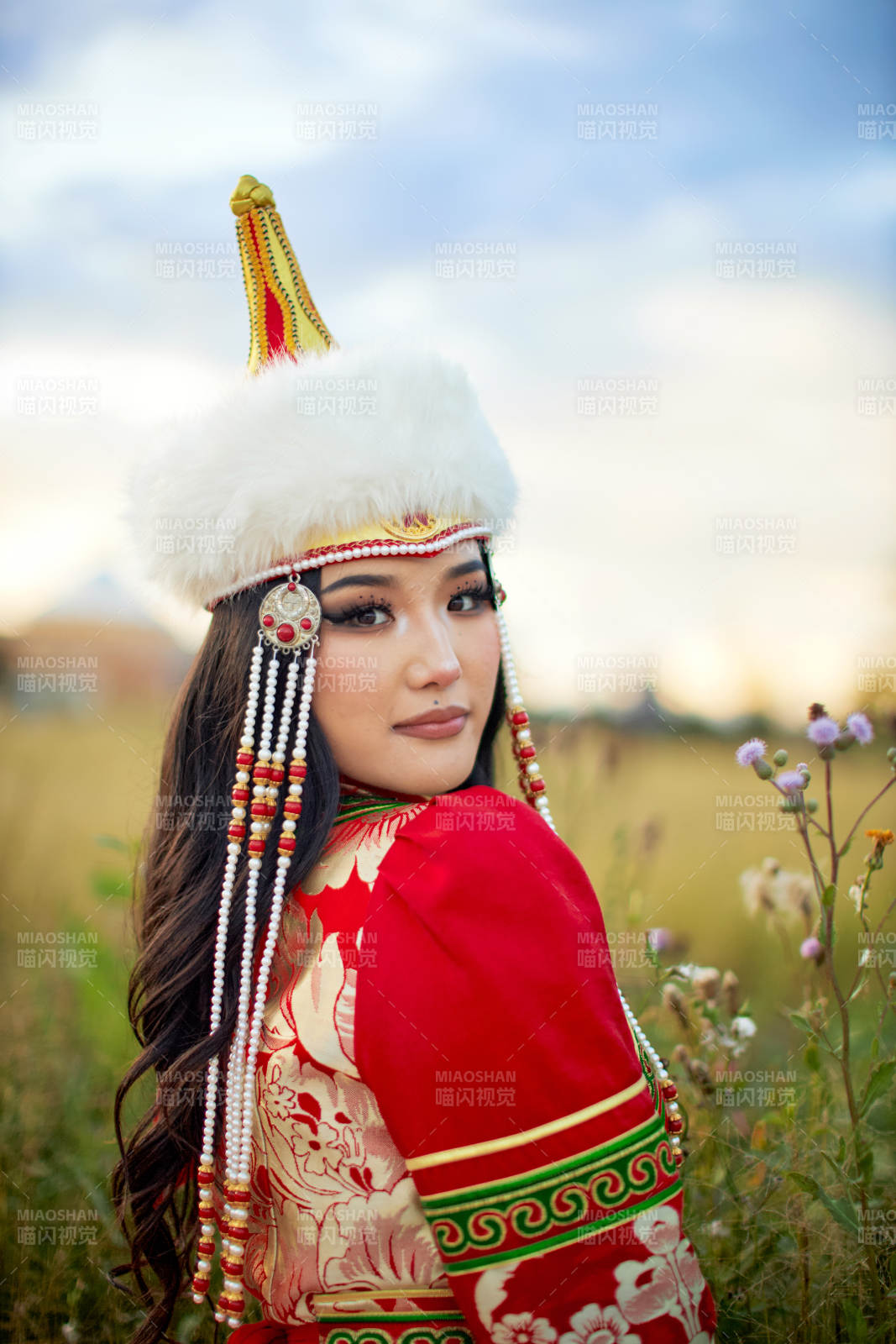 穿著蒙古族鄂爾多斯部落傳統服飾的蒙族姑娘