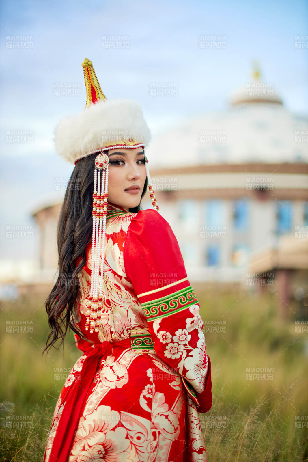 穿著蒙古族鄂爾多斯部落傳統服飾的蒙族姑娘