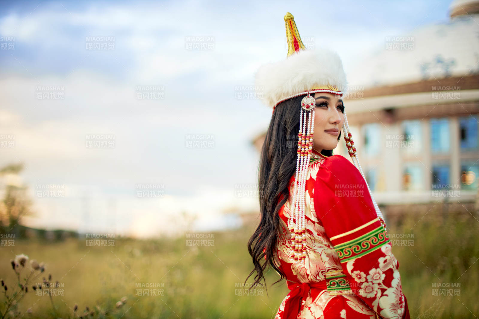 穿著蒙古族鄂爾多斯部落傳統服飾的蒙族姑娘