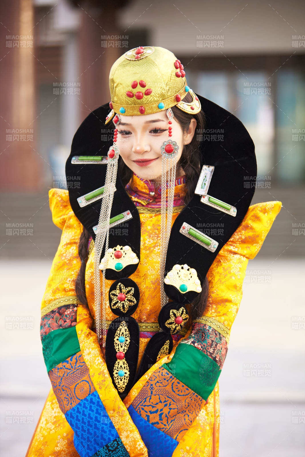 身穿蒙古族喀爾喀部落傳統服飾的蒙族姑娘