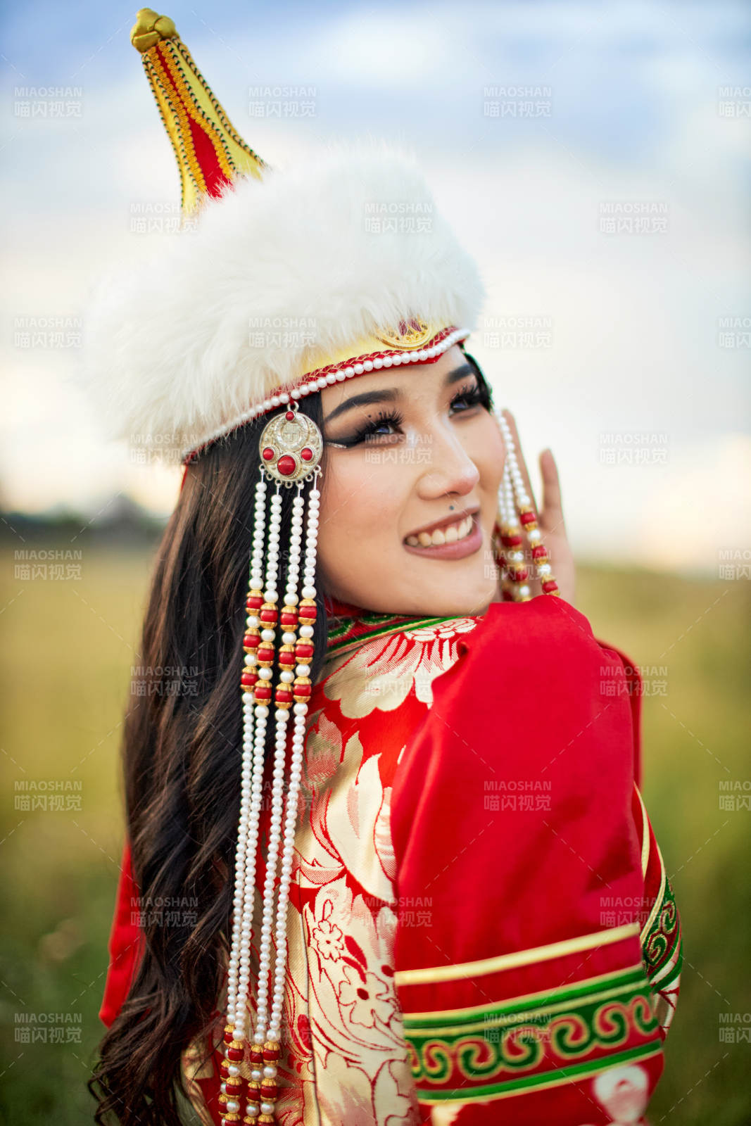 穿著蒙古族鄂爾多斯部落傳統(tǒng)服飾的蒙族姑娘