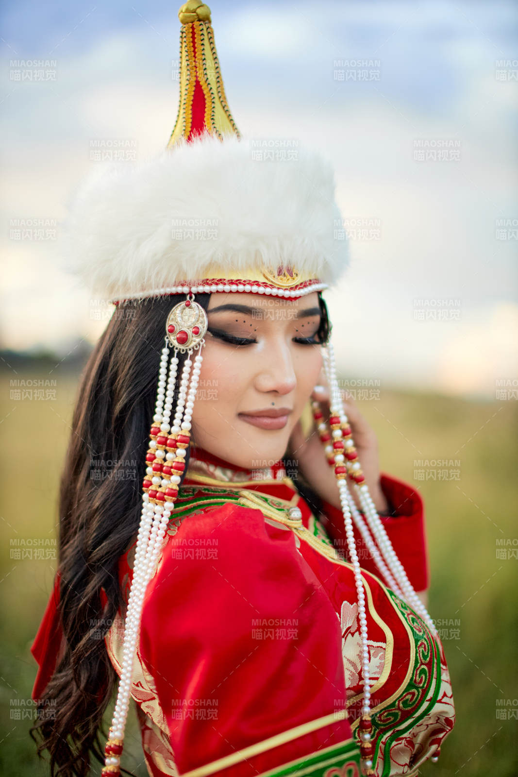 穿著蒙古族鄂爾多斯部落傳統(tǒng)服飾的蒙族姑娘