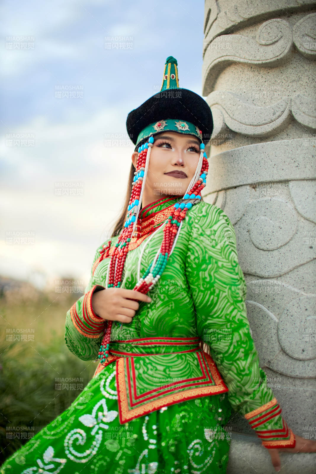 身穿蒙古族巴尔虎部落传统服饰的蒙族姑娘