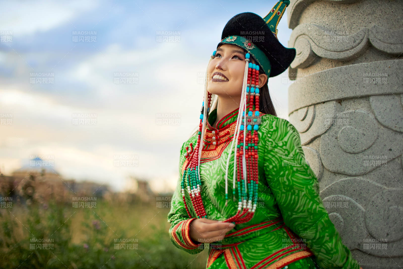 身穿蒙古族巴尔虎部落传统服饰的蒙族姑娘