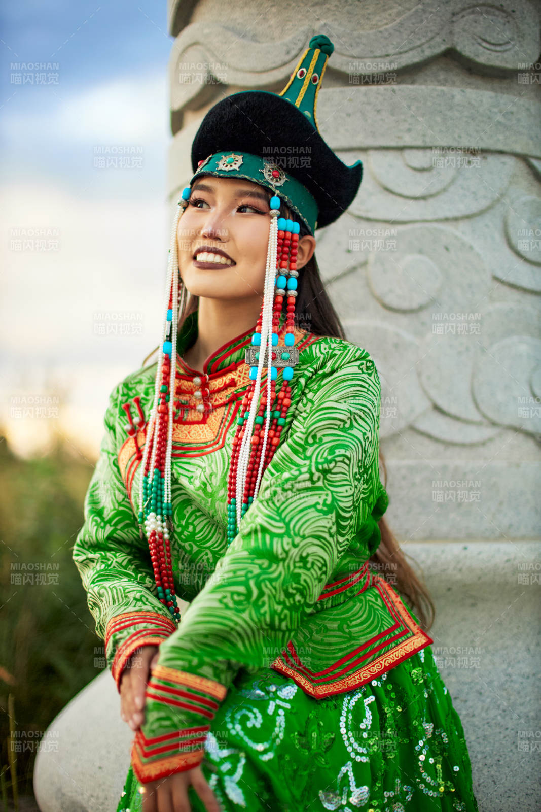 身穿蒙古族巴尔虎部落传统服饰的蒙族姑娘