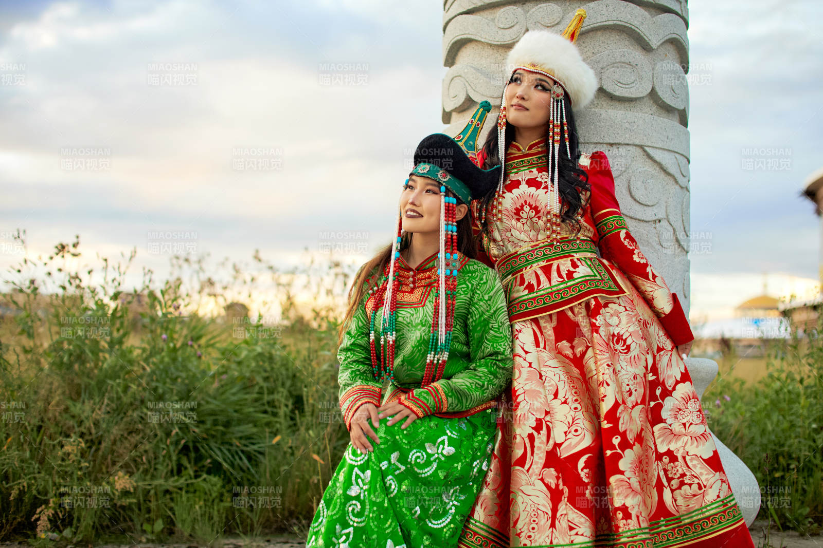 身穿蒙古族部落传统服饰的两位蒙古族姑娘