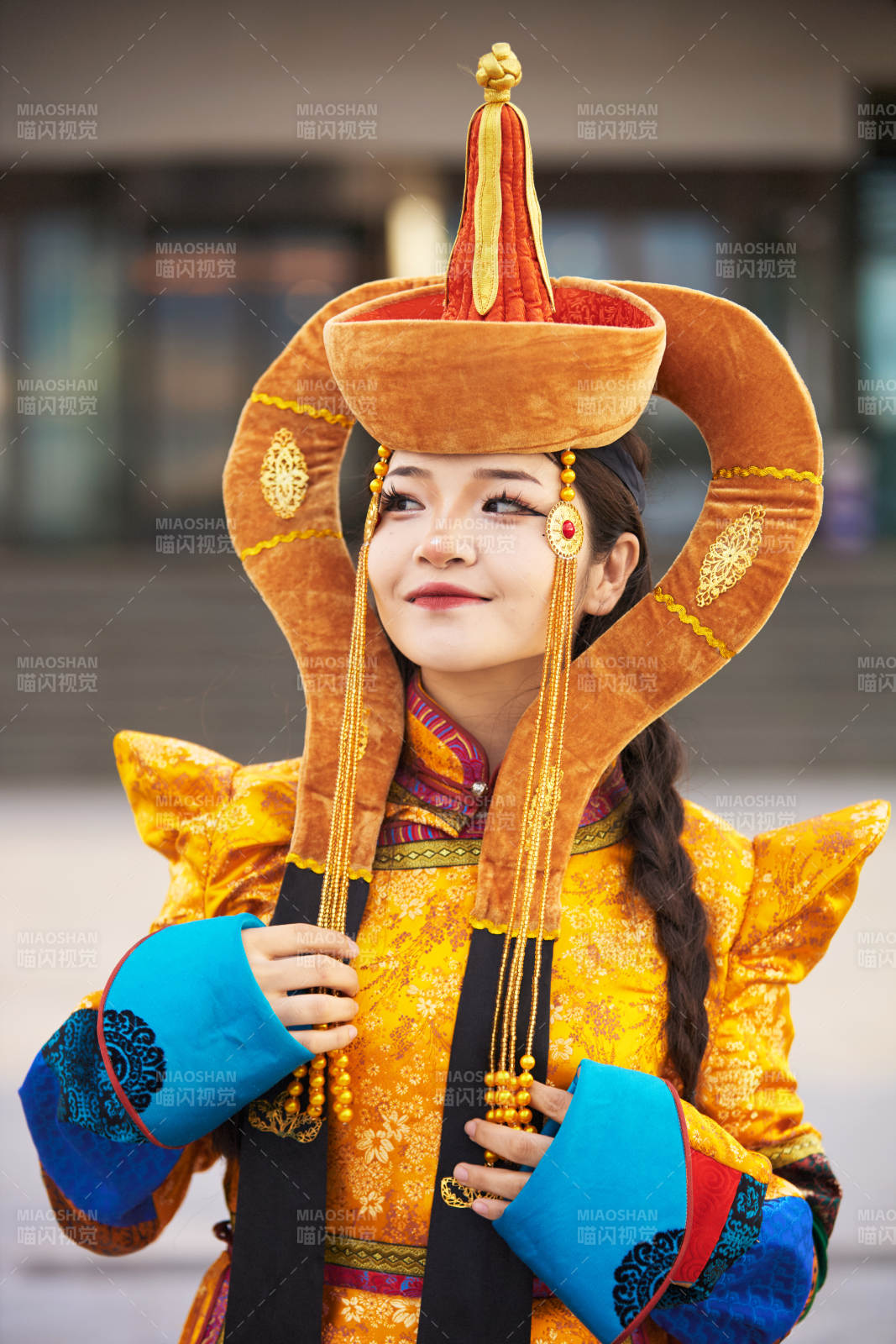 身穿蒙古族喀尔喀部落传统服饰的蒙族姑娘