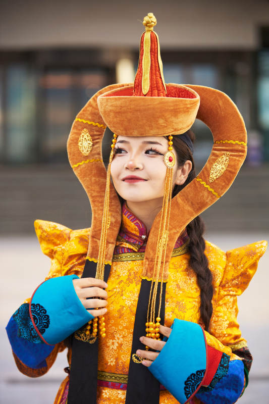 身穿蒙古族喀尔喀部落传统服饰的蒙族姑娘