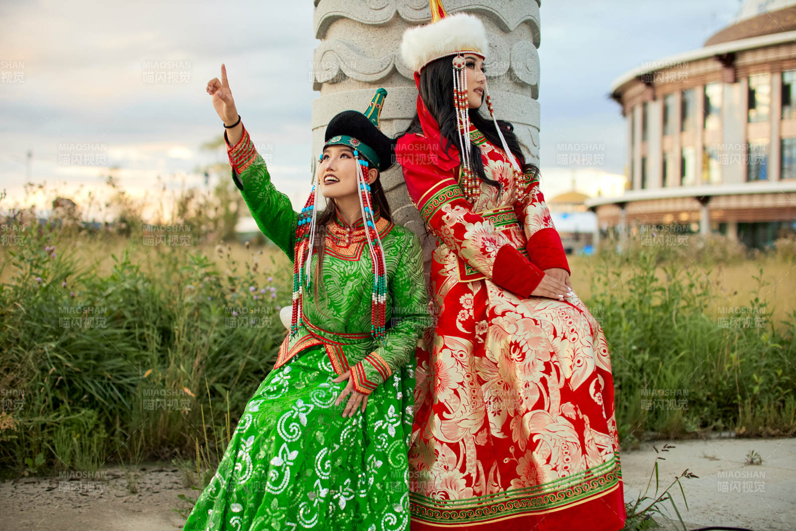 身穿蒙古族部落傳統服飾的兩位蒙古族姑娘