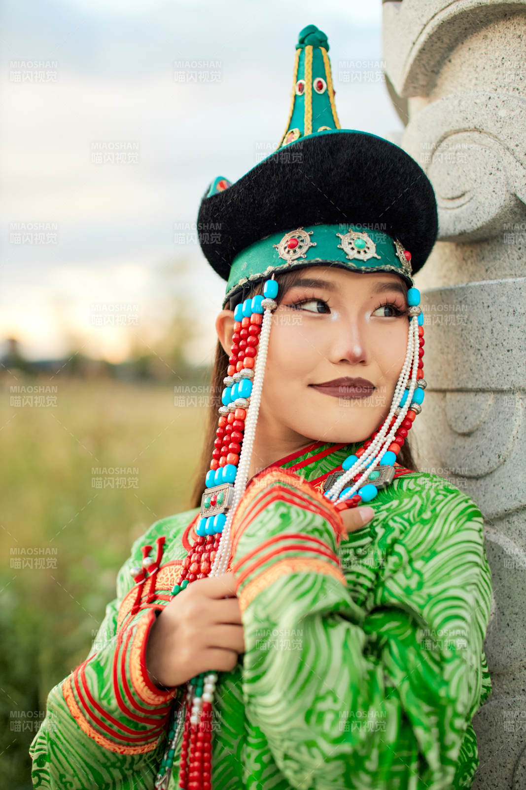 身穿蒙古族巴尔虎部落传统服饰的蒙族姑娘